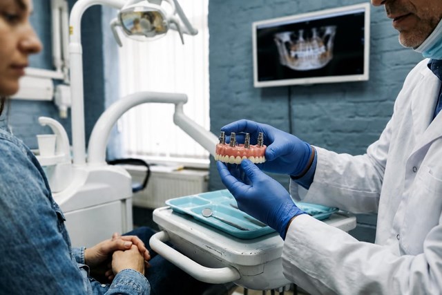 Implantes dentales unitarios y múltiples en Narón - Imagen 1