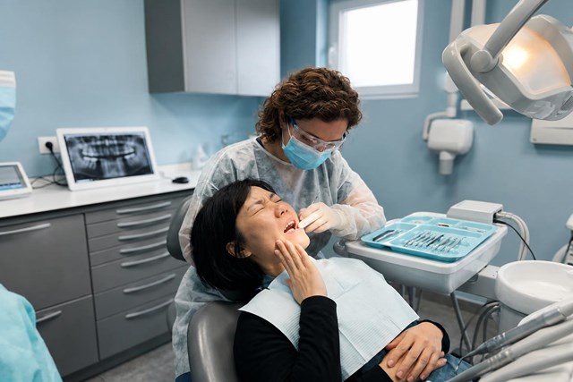 Periodoncia avanzada para pacientes con riesgo de pérdida dental en Ferrol - Imagen 1