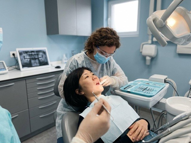 Periodoncia avanzada para pacientes con riesgo de pérdida dental en Ferrol