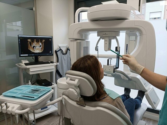 TAC dental CBCT y radiología 3D para implantes en Narón